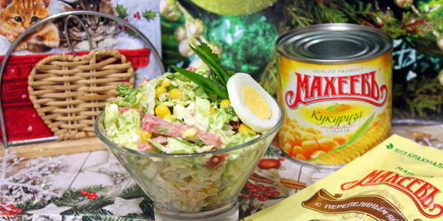 салат из пекинской капусты с сервелатом и кукурузой