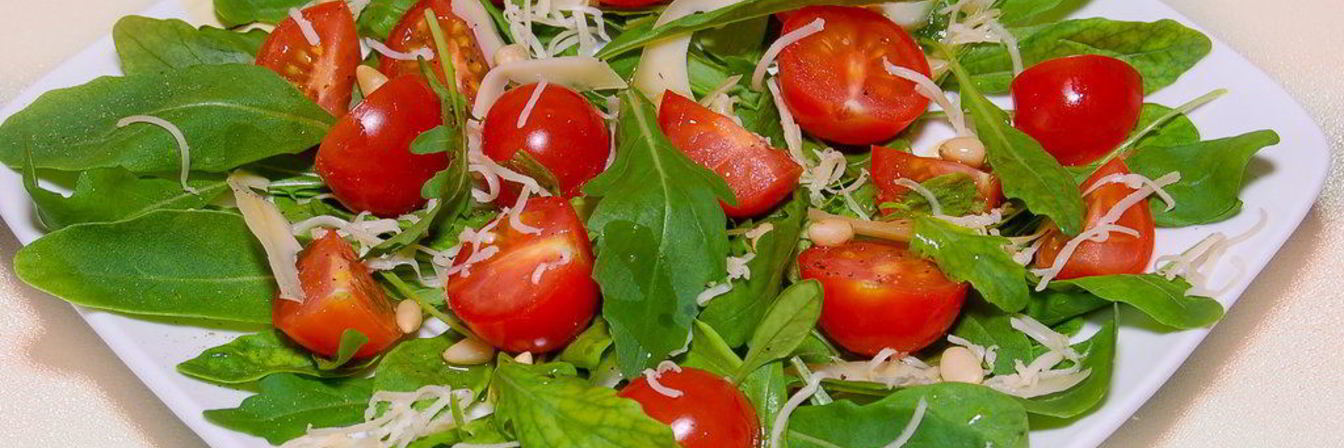 Салат из руколы с помидорами черри