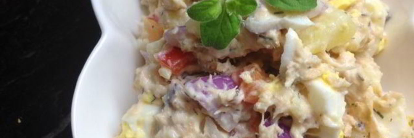 Салат из рыбных консервов