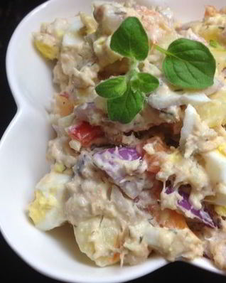 Салат из рыбных консервов