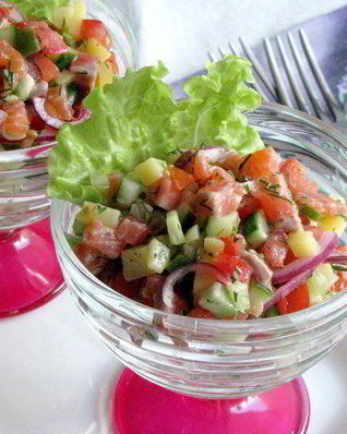 Салат из семги с овощами