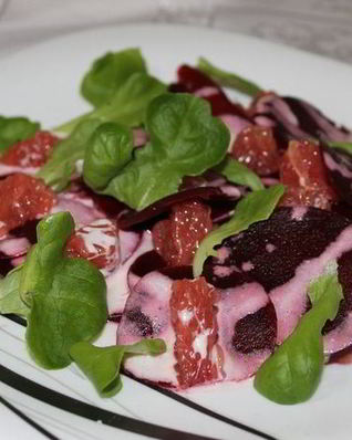 Салат из свеклы с грейпфрутом и шпинатом