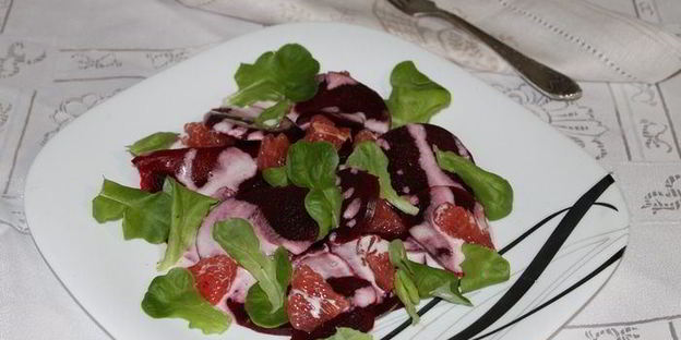 салат из свеклы с грейпфрутом и шпинатом