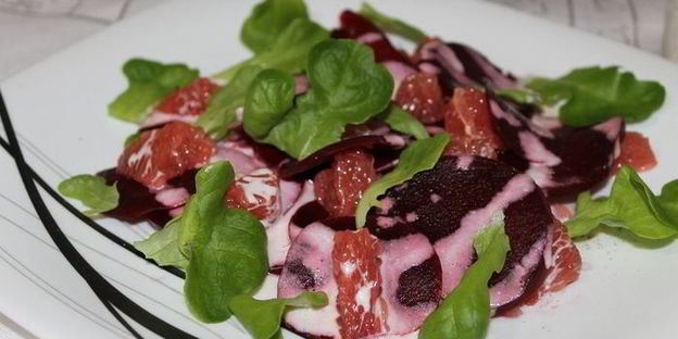 салат из свеклы с грейпфрутом и шпинатом