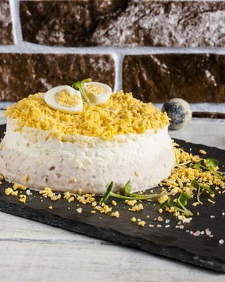 Салат мимоза с горбушей и перепелиными яйцами