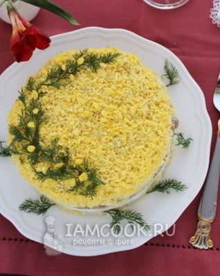 Салат Мимоза с сыром и сливочным маслом