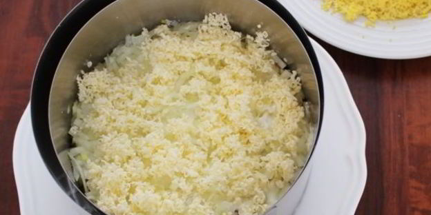 салат мимоза с сыром и сливочным маслом