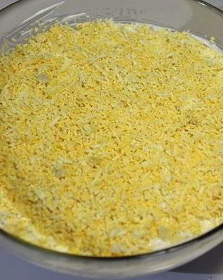 Слоеный салат Мимоза с тунцом