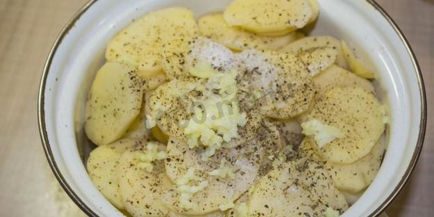 картошка под шубой в духовке