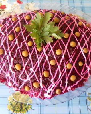 Классический салат сельдь под шубой с яйцом