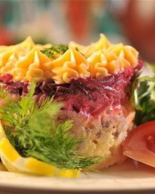 Сельдь под шубой с яблоком и лимонным соком