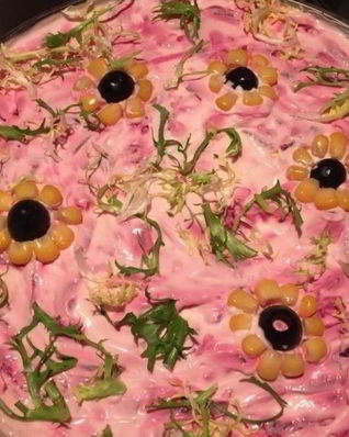 Селедка под шубой с семгой и яблоком