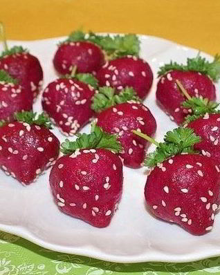 Селедка под шубой в виде клубники