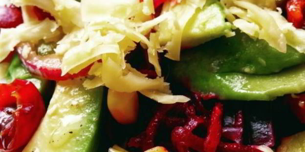 салат с черешней, авокадо и свеклой по-корейски