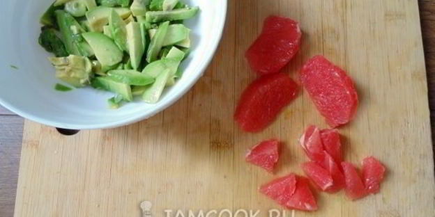 салат с грейпфрутом и авокадо