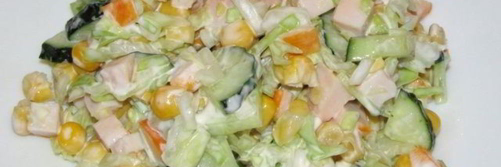 Салат с копченой курицей и кукурузой
