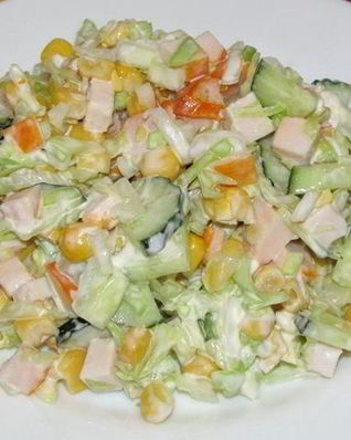 Салат с копченой курицей и кукурузой