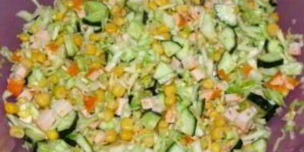 салат с копченой курицей и кукурузой