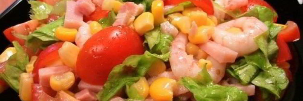 Салат с креветками и кукурузой