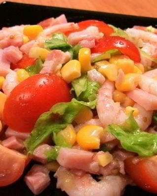 Салат с креветками и кукурузой