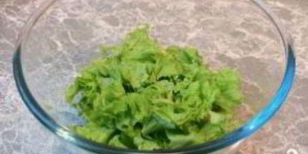 салат с креветками и кукурузой