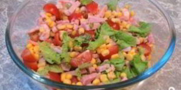 салат с креветками и кукурузой