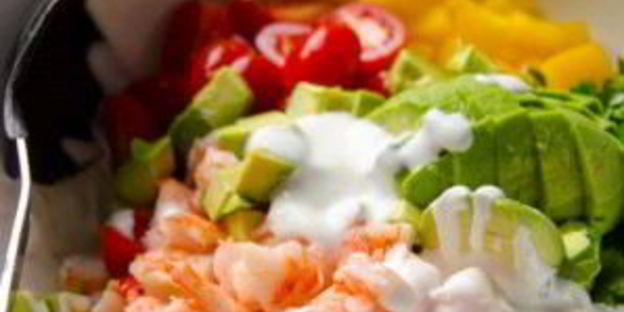 салат с креветками и салатом