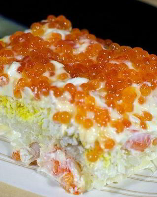 Салат с креветками, яйцами и красной икрой