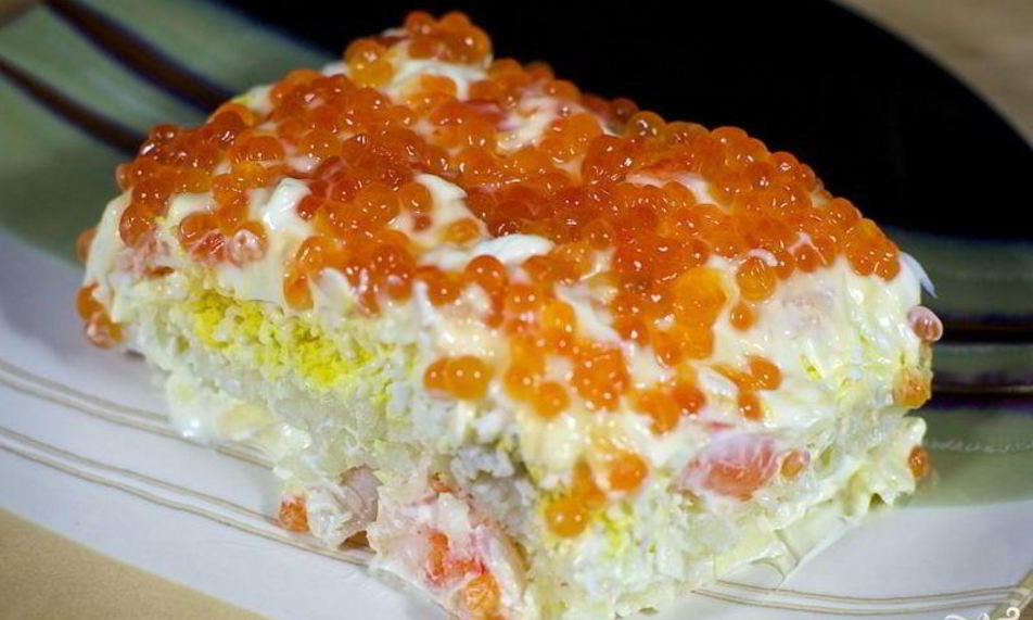 Рецепт салата с креветками, яйцами и красной икрой