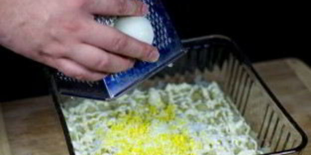 салат с креветками, яйцами и красной икрой