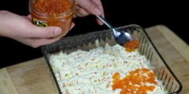 салат с креветками, яйцами и красной икрой