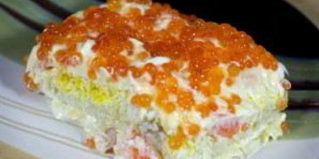 салат с креветками, яйцами и красной икрой