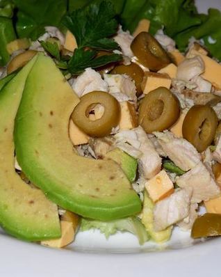 Салат с курицей и авокадо