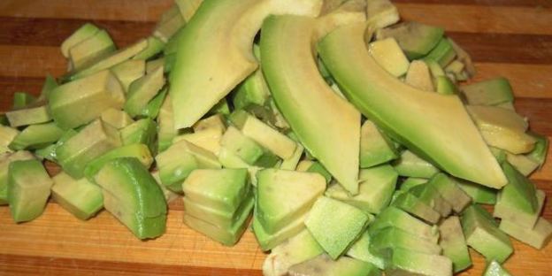 салат с курицей и авокадо