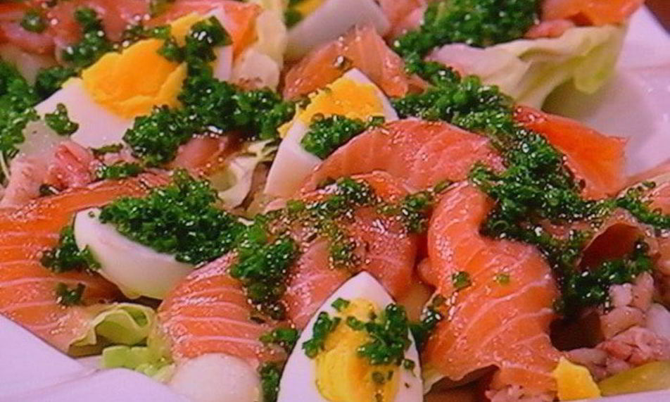 Рецепт салата с лососем и креветками