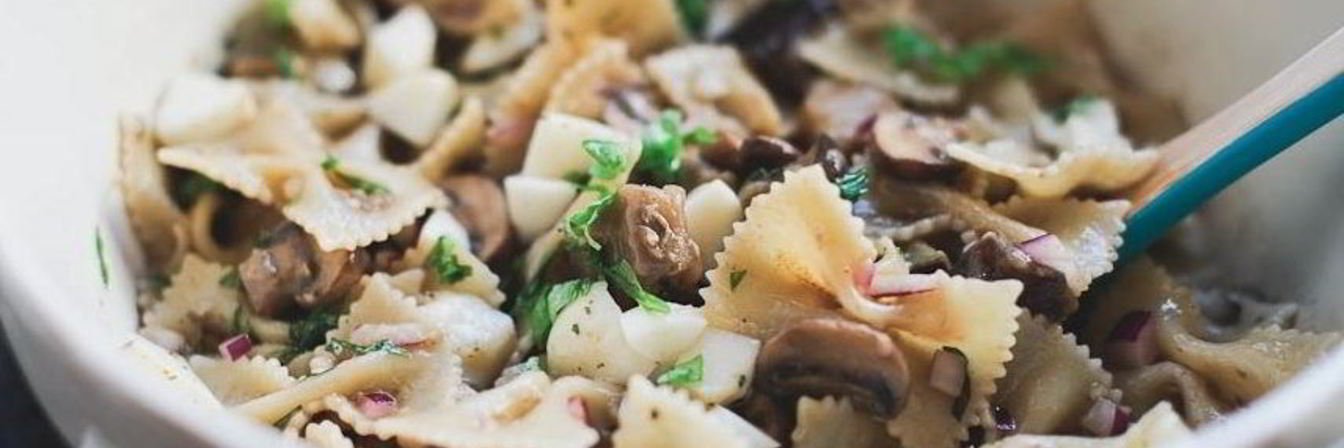 Салат с макаронами и грибами