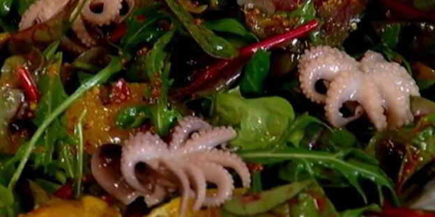 салат с мини-осьминожками