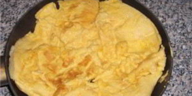 салат с омлетом и ветчиной