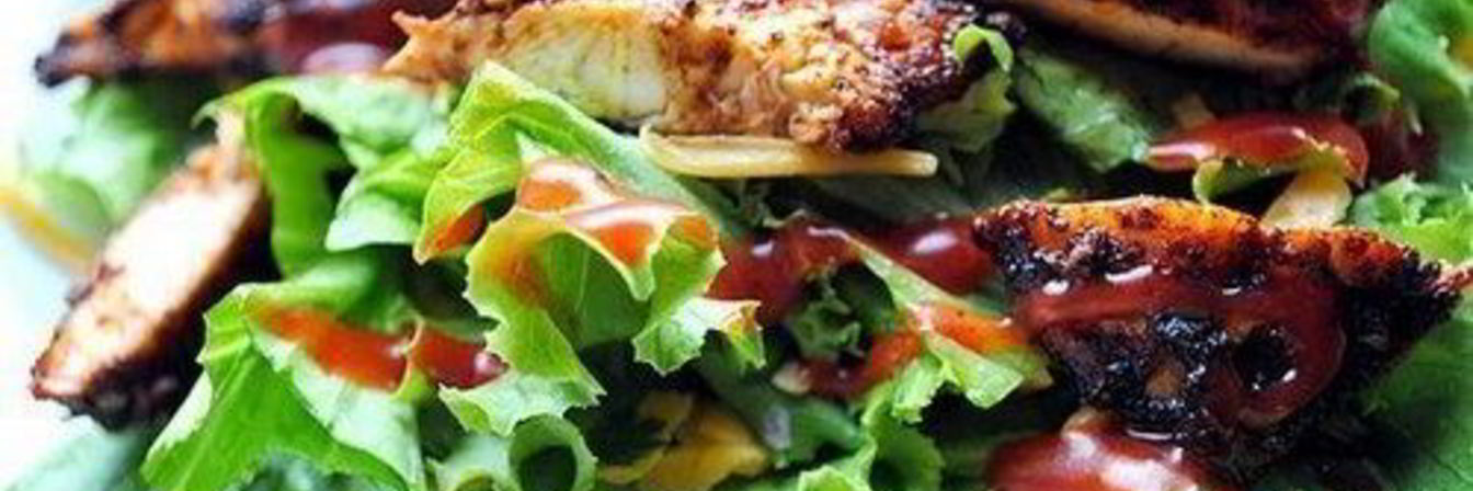 Салат с помидорами, перцем и курицей-гриль