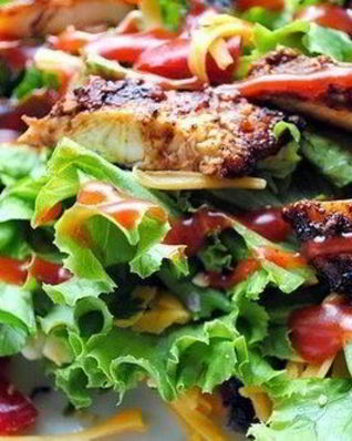 Салат с помидорами, перцем и курицей-гриль