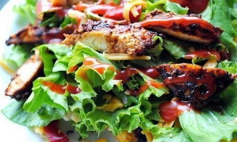 Рецепт салата с помидорами, перцем и курицей-гриль