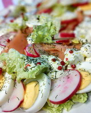 Салат с редисом и слабосоленым лососем