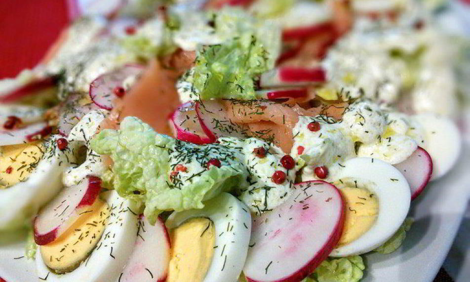 Рецепт салата с редисом и слабосоленым лососем