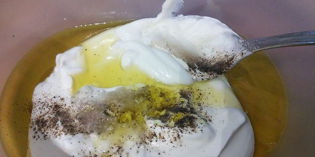 салат с редисом и слабосоленым лососем