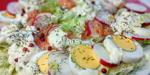 салат с редисом и слабосоленым лососем