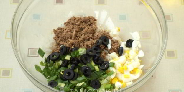 салат с тунцом и рисом