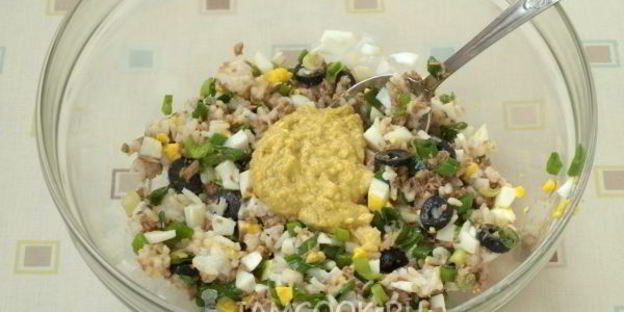 салат с тунцом и рисом