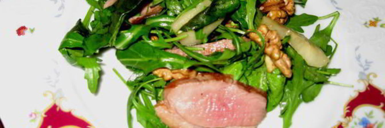 Салат с утиной грудкой и грушей с орехами в меду