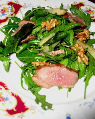 Салат с утиной грудкой и грушей с орехами в меду