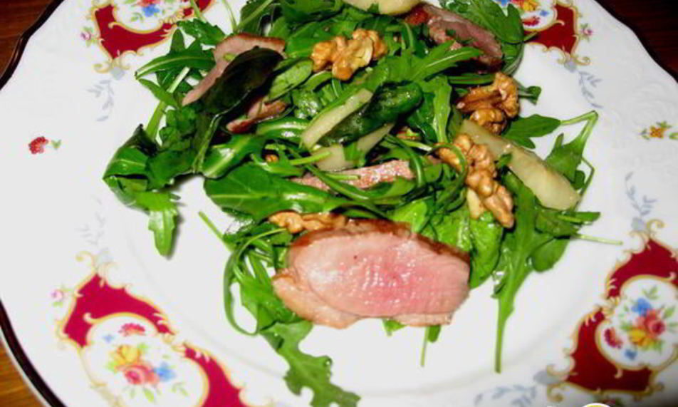 Рецепт салата с утиной грудкой и грушей с орехами в меду